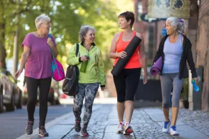 Frauen laufen vom Yoga nach Hause