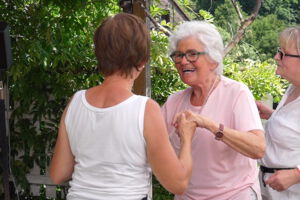 Zwei Damen tanzen zur Musik