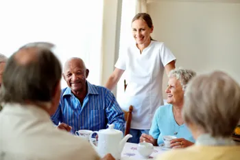 Ältere Menschen bei Kaffee und Kuchen