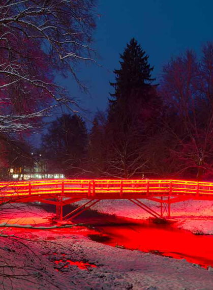 Rot beleuchtete Brücke Bad Salzschlirf