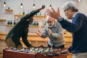 Senioren spielen Tischfußball