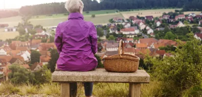 Dame mit Korb genießt die Aussicht