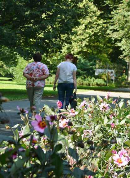 Kurpark im Sommer viele Menschen in Bad Salzschlirf