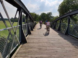 alte Bahnbruecke mit Radfahrern