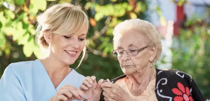 Ältere Dame mit Pflegekraft