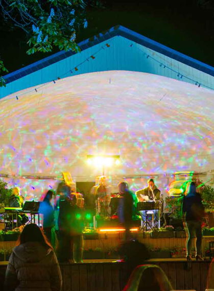 Blaulicht Nacht in der Muschel in Bad Salzschlirf